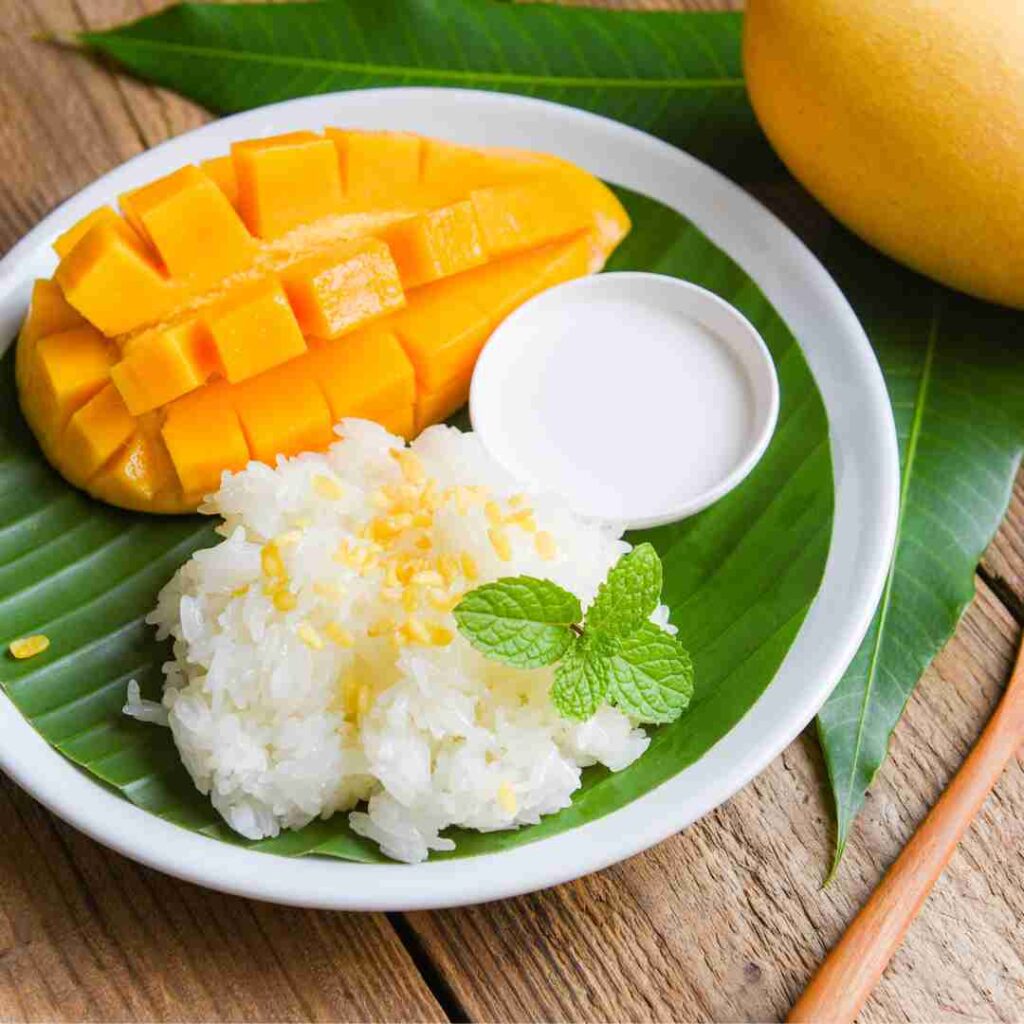 The famous Mango Sticky Rice, a classic Halal Thai dessert with sweet coconut rice and fresh mango, a must-eat sweet treat in Bangkok.