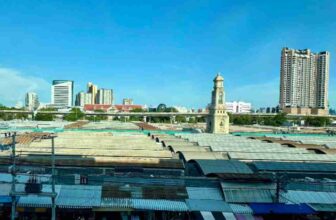 A high-angle view of the colorful stalls at Chatuchak Weekend Market, a must-visit for any Muslim's guide to Bangkok. chatuchak-weekend-market-overview-guide