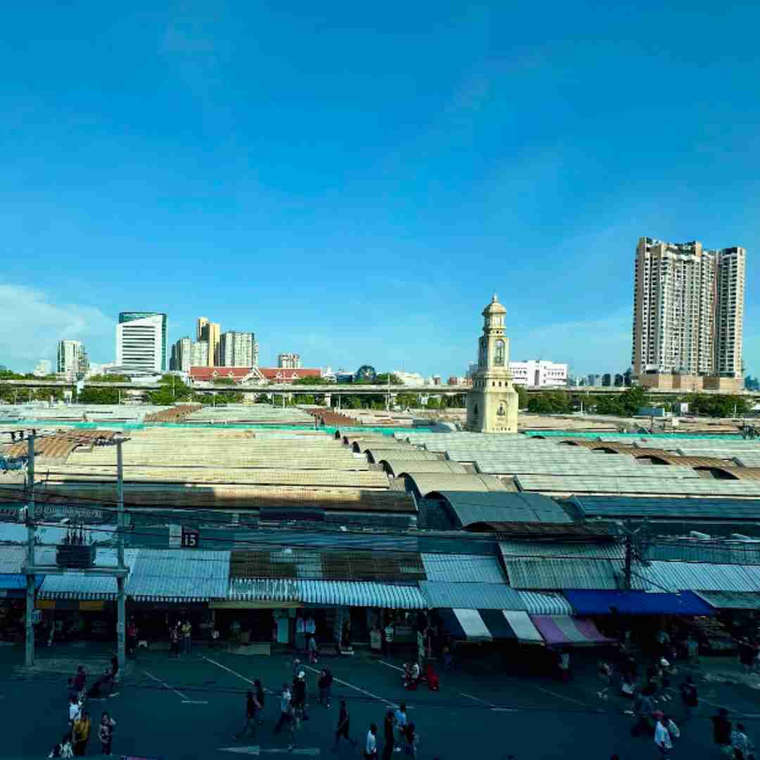 A high-angle view of the colorful stalls at Chatuchak Weekend Market, a must-visit for any Muslim's guide to Bangkok. chatuchak-weekend-market-overview-guide